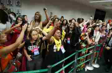  Sob protestos, CCJ da Câmara aprova PEC que proíbe aborto legal 